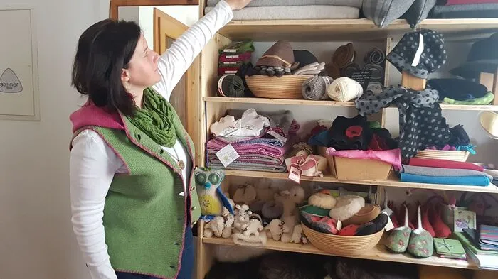 Marieke Wernig in "ihrem" Hofladen. Einen großen Teil aller Produkte aht die Landwirtin selbst gefertigt...