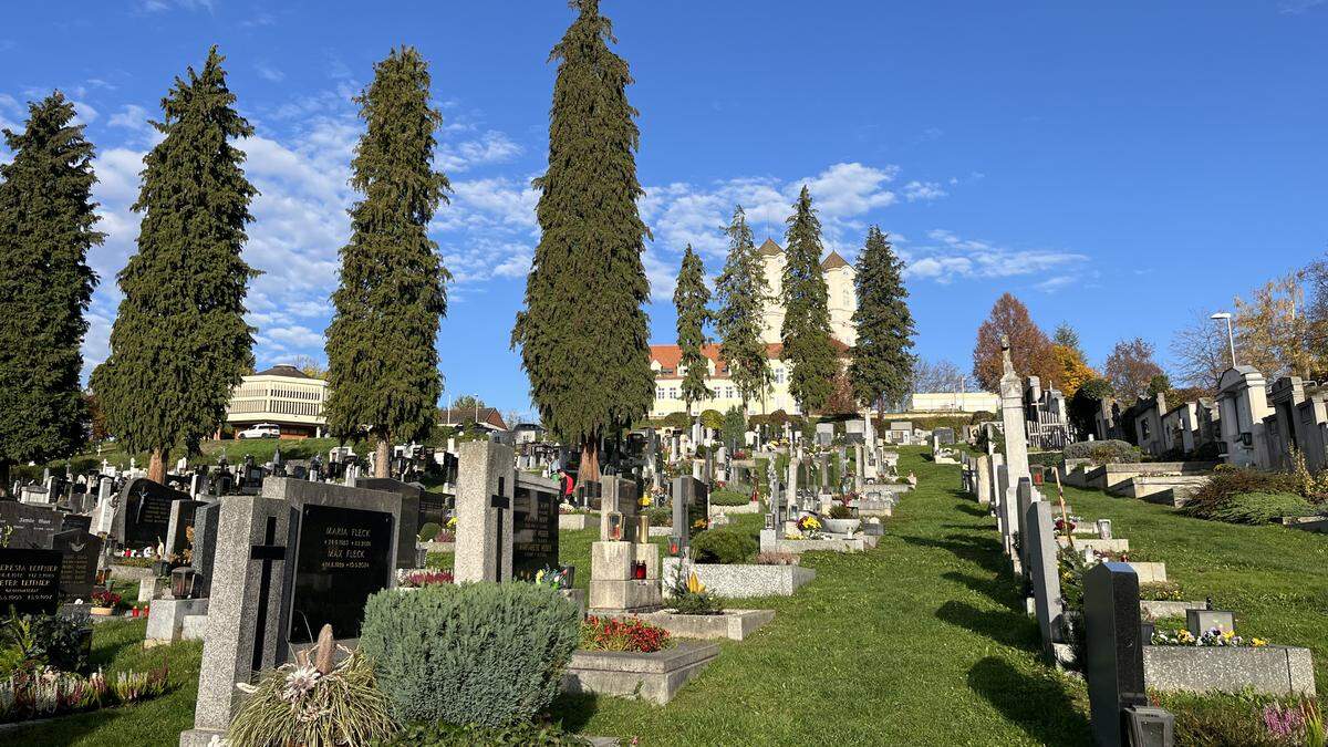 Der Friedhof am Weizberg: Eine letzte Ruhestätte in wunderbarer Hanglage