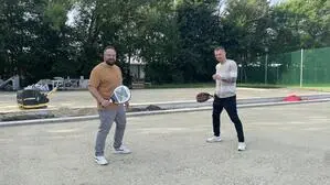 Stefan Kohl und Manuel Faist bauen in Pöllau auf dem Areal zwischen Fußballplatz und Tennishalle eine neue Padel-Tennisanlage