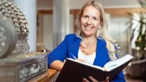 Während Betriebe ums Überleben kämpfen, entsteht zunehmend der Eindruck: Die Politik befindet sich im Dornröschenschlaf, meint Birgit Winding