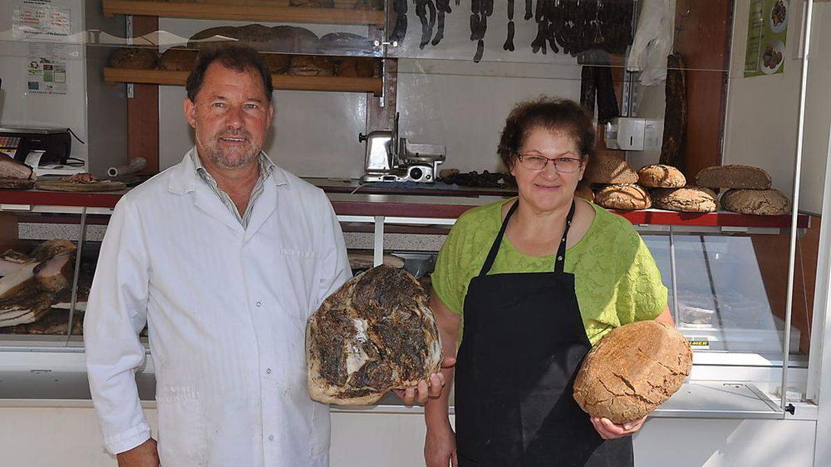 Elisabeth und Manfred Krenn produzieren unter anderem Fleisch und Brot für die Kunden am Feldkirchner Markt