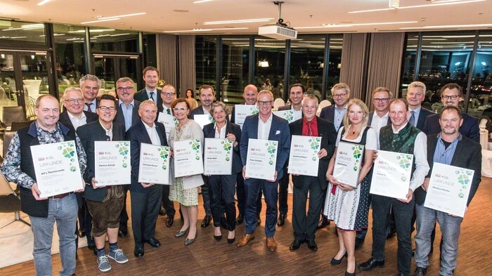 Von der Spendenaktion im Tennisverein über jährliche Benefizgalas bis hin zur medienwirksamen "Schinkenwanderung": 19 Persönlichkeiten, die sich über Jahre hinweg ganz besonders für "Steirer Helfen Steirern" eingesetzt haben, wurden bei einer Gala im Skyroom des Styria Media Centers zu Botschaftern für die Hilfsaktion der Kleinen Zeitung ernannt.