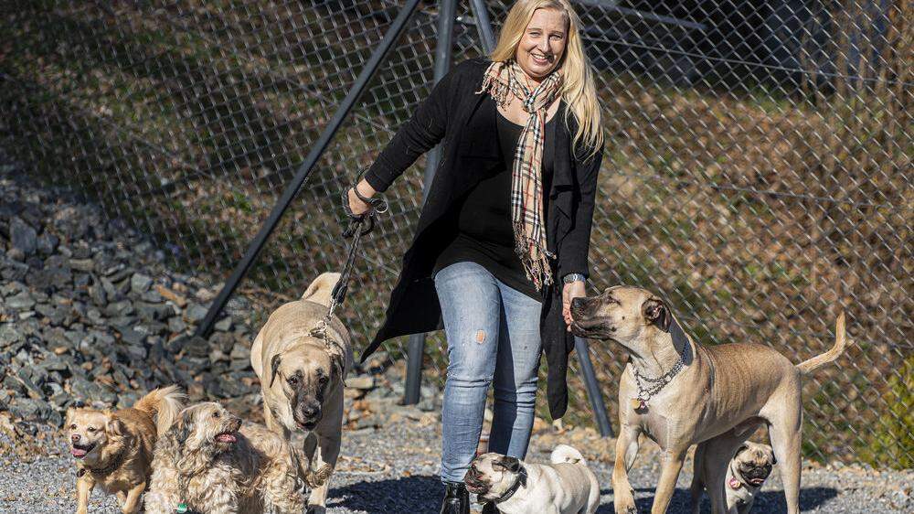 Andrea Simone Lindner mit sechs ihrer sieben Hunde in ihrem großen Garten 
