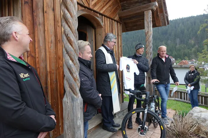 Gesegnete Fahrt durch Pfarrer Johann Schreiner bei der Edlseer-Kapelle in Birkfeld.