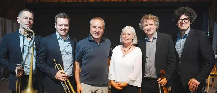 Musiker lachen in die Kamera