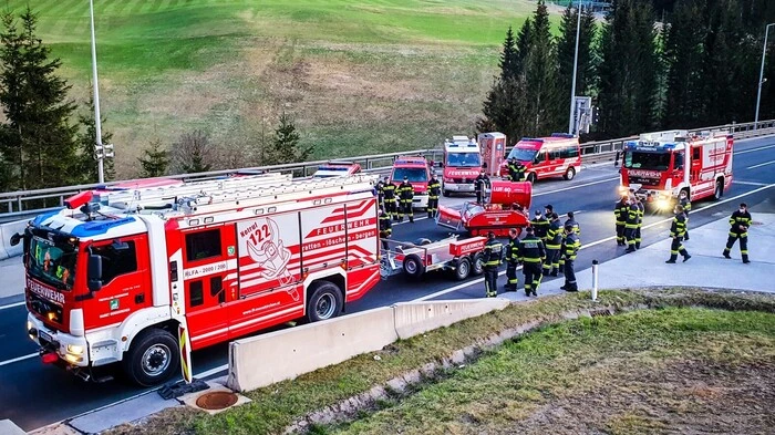 Die Freiwillige Feuerwehr Mooskirchen vor dem Herzogbergtunnel.