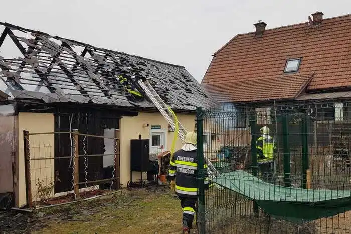 Die Flammen griffen auf ein angrenzendes Wirtschaftsgebäude über