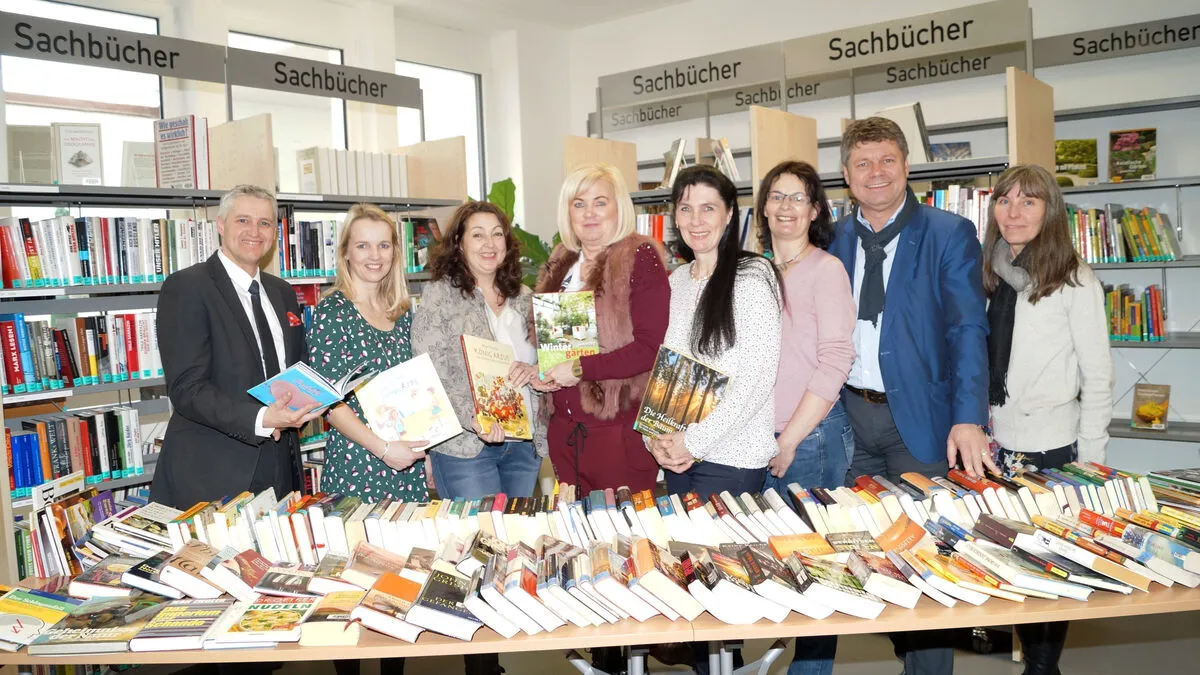 Gemeinderat Adi Lackner (HLW-Direktor), Corinna Steinacher (Stadtbücherei), Astrid Arztmann (Leiterin Stadtbücherei), Roswitha Terkl (Stadtbücherei), Sabine Lobnig, Gemeinderätin Ingeborg Glanzer, Bürgermeister Gerhard Pirih und Anita Profunser (HLW)