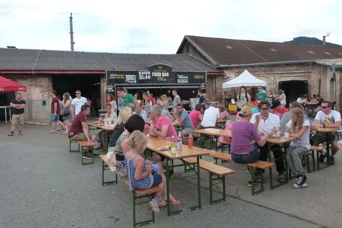 Zahlreiche Gäste ließen sich die Gerichte der internationalen Straßenküche in der Porubskyhalle keineswegs entegehen.