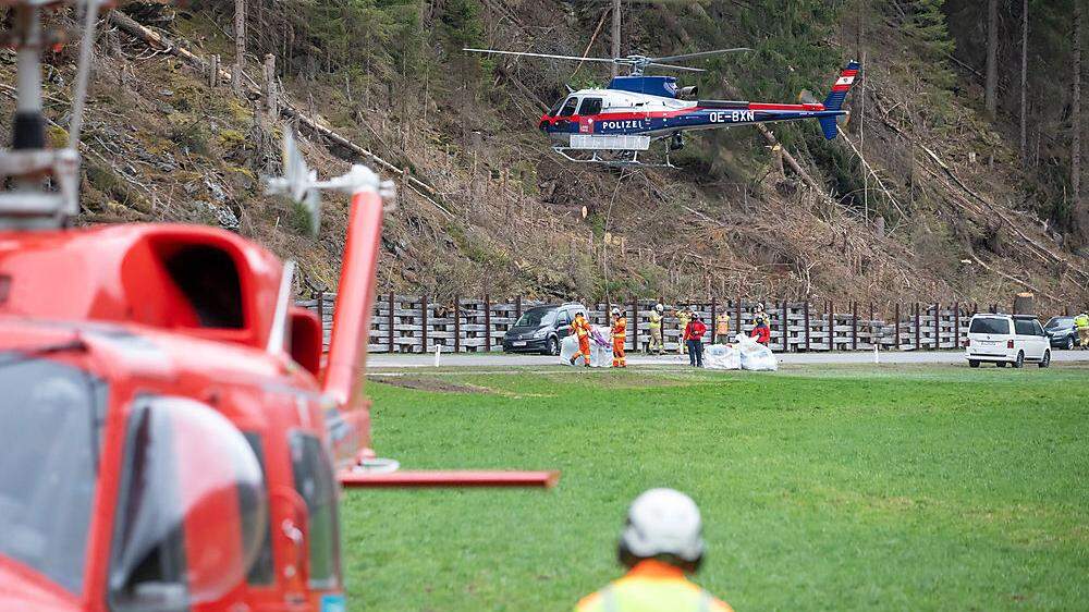 Luft­brü­cke für die Orte St. Veit und St. Jakob im De­fe­reg­gen­tal. Ein Po­li­zei­hub­schrau­ber und ein Hub­schrau­ber der Firma He­li-Ti­rol flo­gen am Mon­tag Le­bens­mit­tel in das Tal