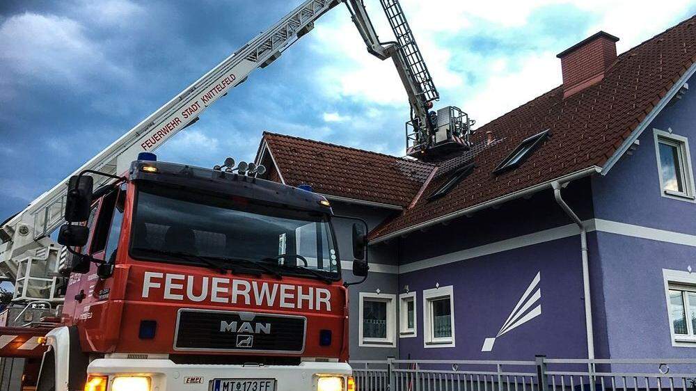 Die Feuerwehr sprühte die Dachziegel mit einem Spezialmittel ein