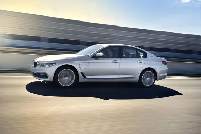 Der brandneue 5er BMW kommt natürlich auch als Plug-in. Montiert bei Magna in Graz, verfügt die gehobene Mittelklasse-Limousine über den gleichen Antriebsstrang wie der Plugin-3er, bekam jedoch ein wenig mehr Leistung verpasst. Marktstart ist im März, die Preise stehen noch nicht fest. Leistung: Vierzylinder-Turbobenziner, 1998 ccm, 184 PS. E-Motor mit 95 PS, Systemleistung 252 PSE-Reichweite: 50 kmE-Verbrauch: ca. 11,0 kWhNormverbrauch: 1,9 lKofferraumvolumen: 410 LiterAbmessungen: 4936/1868/1479 mm L/B/H
