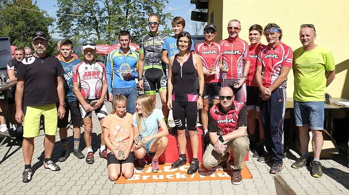 Siegerfoto des Mountainbike-Rennens auf das Madereck