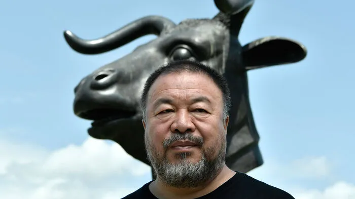 Es ist die programmierte Blockbusterausstellung des Jahres: Die erste große Einzelschau des chinesischen Kunststars Ai Weiwei in Wien. Mit der monumentalen Aufstellung eines Ming-Tempels im 21er Haus und einer Freiluftinstallation hinter dem Oberen Belvedere, ist der 58-jährige Künstler mit starken Arbeiten präsent.  In Wien ist unter anderem seine Arbeit "Circle of Animals/Zodiac Heads" beim Belvedere zu sehen. 