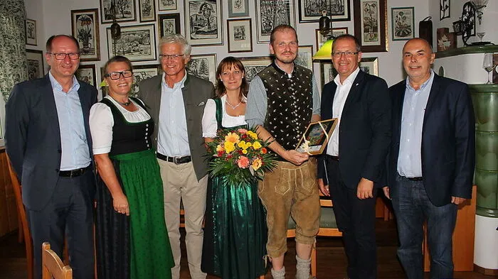 Tourismuschef Adi Kern, Irmgard und Alois Tax, Nicole Liebl, Michael Windisch, Bürgermeister Bernd Osprian und Manfred Prettenthaler von der Wirtschaftskammer Voitsberg