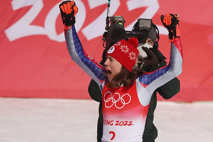 Im zweiten Lauf knallte Vlhova dann eine Bestzeit auf die Piste, mit der sie alle Läuferinnen, die noch oben standen, unter Druck setzte.