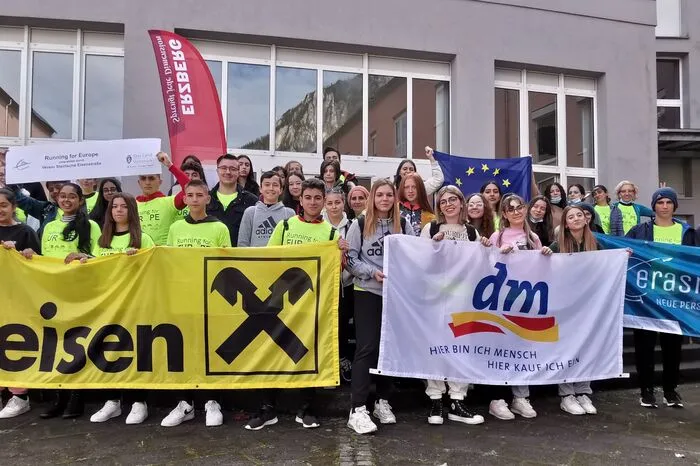 Aber auch die für Österreich typischen Leberkäse-Semmeln wurden sehr positiv aufgenommen und alle 70 Stück vollständig verzehrt. Wiener Schnitzel, Apfelstrudel, Schweinsbraten und eine Bretteljause rundeten die kulinarische Reise in die Steiermark ab.