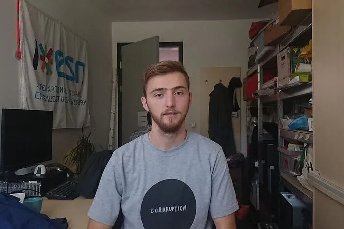 Ruzhdi Morina (22), Kosovo: Nach Kärnten bin ich gekommen, weil mein Onkel in Feldkirchen wohnt. Ich habe eigentlich an der Uni Wien einen Studienplatz gehabt. Aber dann habe ich doch in Klagenfurt studiert, weil es mir hier so gut gefällt. Mittlerweile habe ich meinen Bachelor in BWL. In Klagenfurt habe ich Menschen aus aller Welt kennengelernt.