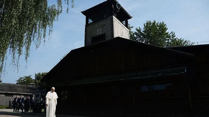 Am Freitag besuchte Franziskus das ehemalige deutsche Konzentrations- und Vernichtungslager Auschwitz-Birkenau, in dem die Nazis mehr als eine Millionen Menschen ermordeten, weil sie Juden waren oder sonst nicht den Vorstellungen der Nazis entsprachen.