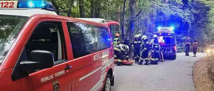 Die Feuerwehr Puch bei Weiz rettete den schwer verletzten Motorradfahrer mittels Korbtrage