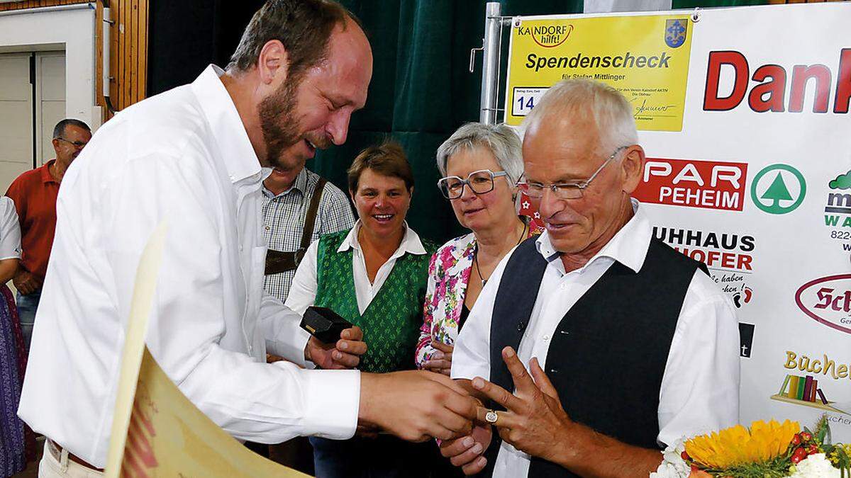 Bürgermeister Thomas Teubl (links) überreichte den Ehrenring an Fritz Loidl