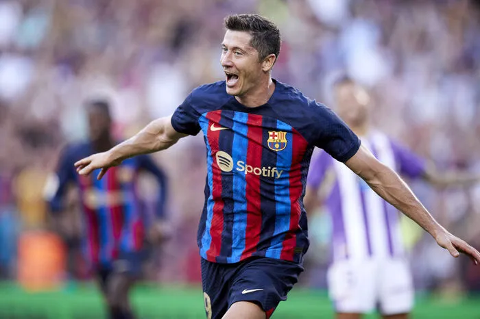 18. Robert Lewandowski Es war ein langes Hin und Her. Schlussendlich ging der Wechsel von Robert Lewandowski zum FC Barcelona doch über die Bühne. Acht Jahre lang spielte der polnische Stürmerstar beim FC Bayern München. Die Katalanen holten den besten Torschützen der letzten Bundesligasaison für 45 Millionen plus Boni zu sich.