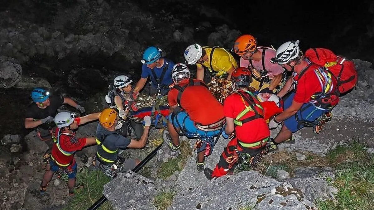 In vier Gruppen absolvierten die jungen Bergretter die Nachtübung 