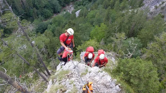 Kräfte des Alpinen Rettungsdienstes Gesäuse im Einsatz bei Klettersteig in Johnsbach, wo zwei Alpinisten in Not geraten waren