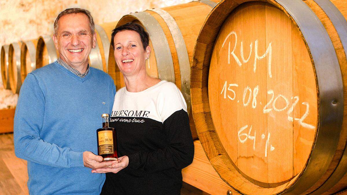 Herbert und Andrea Müller mit ihrer neuesten Kreation: dem Rum