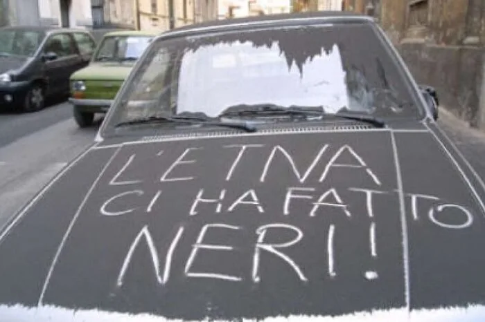 "L'Etna ci ha fatto neri!" (Der Ätna hat uns schwarz gemacht) hatte jemand in die Asche auf die Motorhaube eines Autos geschrieben. Ein Foto davon verbreitete die Kommune auf ihrem Instagram-Account. In den sozialen Medien kursierten zahlreiche Bilder und Videos des gewaltigen Naturereignisses.