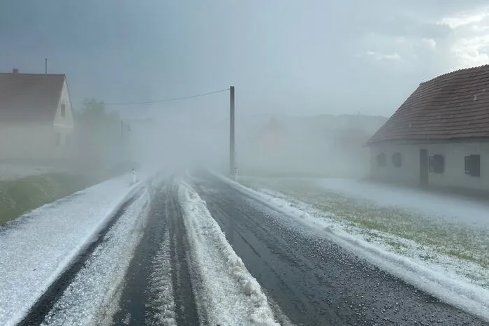 Auf den Straßen herrschten durch den Hagel winterliche Fahrverhältnisse