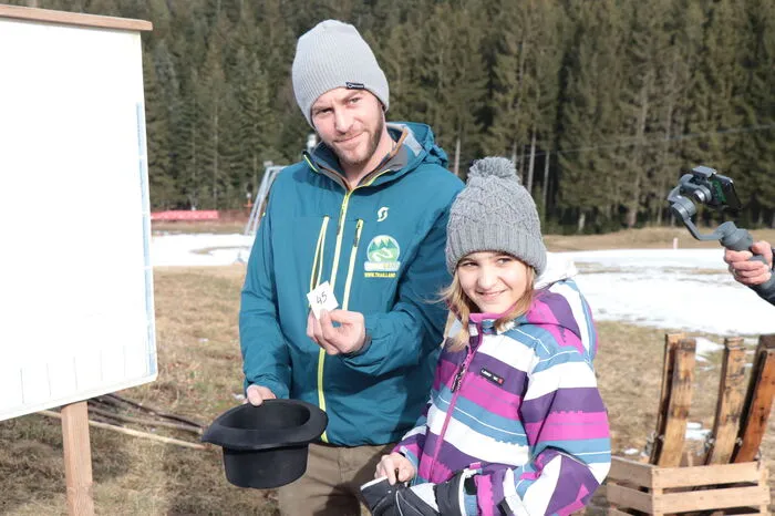 ... dann losten Patrick Wiesenhofer und seine "Juniorwirtin" die GegnerInnen für den Parallelwettbewerb aus.