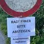 Radfahrer rätseln über die sich widersprechenden Zusatztafeln