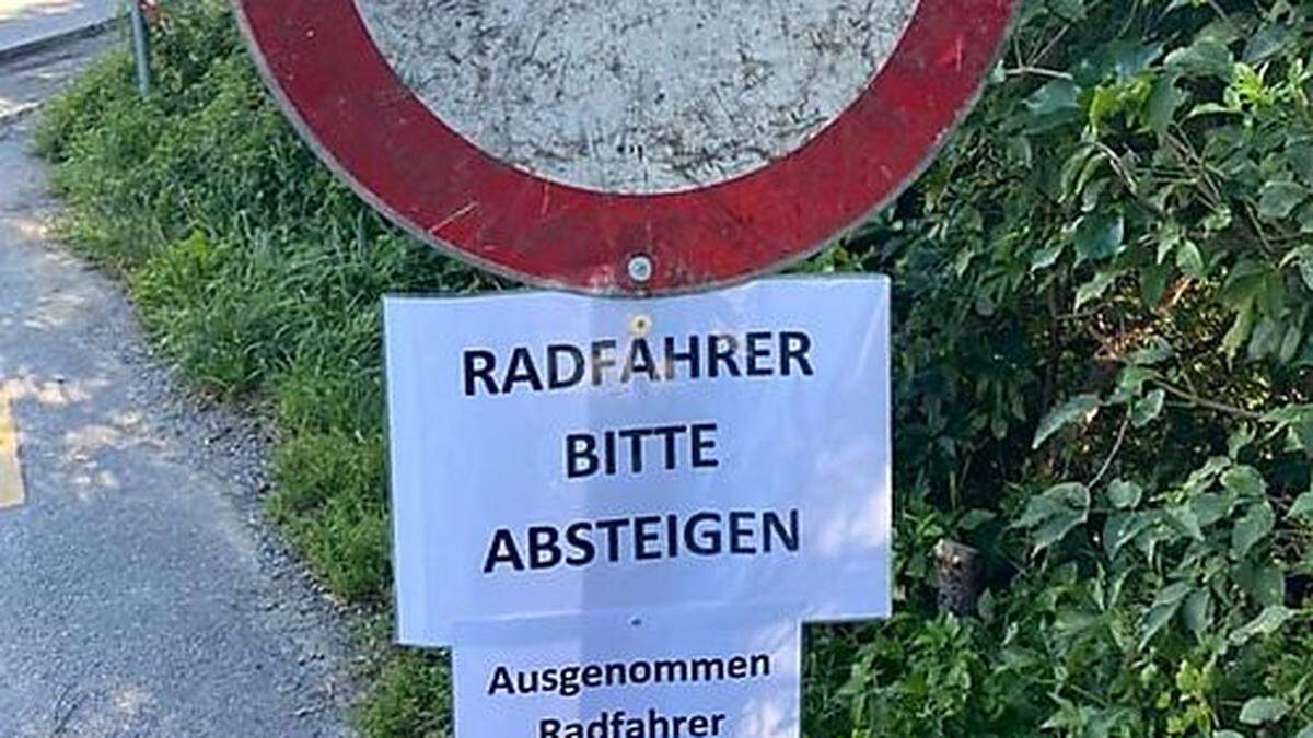 Radfahrer rätseln über die sich widersprechenden Zusatztafeln