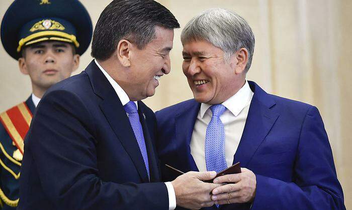 Sooronbai Dscheenbekow (links) mit seinem Vorgänger Almazbek Atambajew