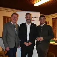 Bürgermeister Josef Müller, Spitzenkandidat Thorsten Unterberger und Kärntens ÖVP-Chef Martin Gruber (von links) im November 2025, als Unterberger zum neuen Gemeindeparteiobmann gewählt wurde
