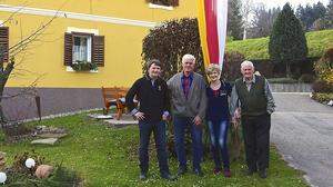 Stolz auf den Hof:  Jungbauer Christian Rainer mit den Eltern Franz und Christine und dem 92-jährigen Opa Franz