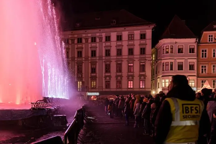 ... kommen etwa meterhohe Wasserfontänen genauso zum Einsatz wie Laserstrahlen und Feuereffekte