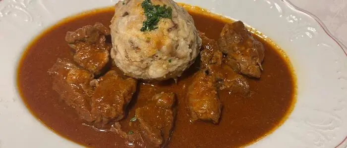 Lammgulasch mit Knödel nahe an der Perfektion