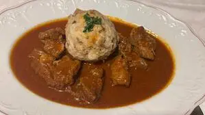Lammgulasch mit Knödel nahe an der Perfektion