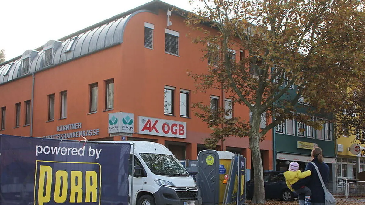 Während gerade das „Townhouse“ gebaut wird, wird die Zukunft des Stadthauses (der orange Bau im Bild) neu geplant