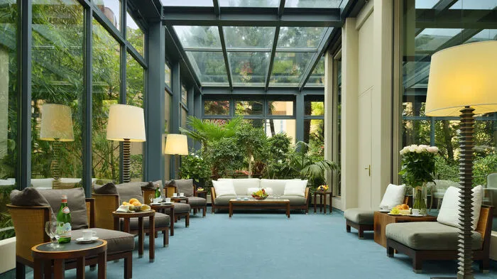 Der Palmensaal (im Bild das Foyer) ist mit Platz für 120 Teilnehmer der größte Tagungsraum der Villa. Zwischendurch finden hier Konzerte statt. Im Juni fixer Gast ist jedes Jahr die Pianistin Martha Argerich
