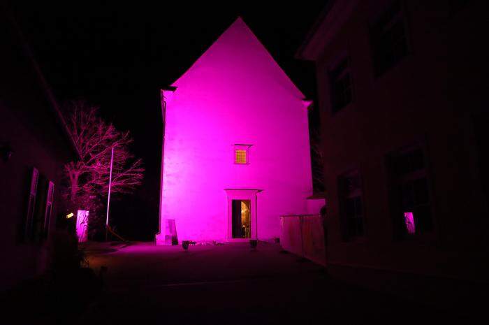 Die von Lichtkünstler Anton Schnurrer violett beleuchtete Kirche
