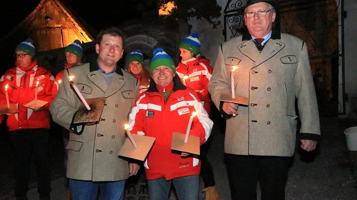 Bürgermeister Johann Schmid blickte in einer kurzen Ansprache an das Jahr 2019 zurück. Höhepunkt der Silvesterfeier waren die „brennenden Trompeten“ der Ortsmusikkapelle Hirschegg.