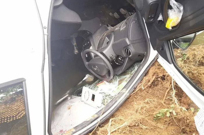 Der Fahrer erlitt dabei eine Platzwunde und wurde vom Roten Kreuz abtransportiert, der Beifahrer blieb unverletzt.