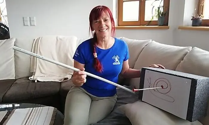 Heidi Jeitler mit ihrem Sportgerät