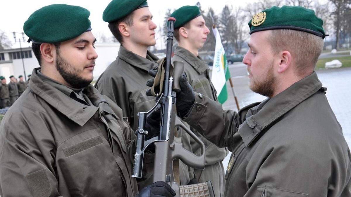 Übergabe des Sturmgewehre 77 durch den Einheitskommandanten