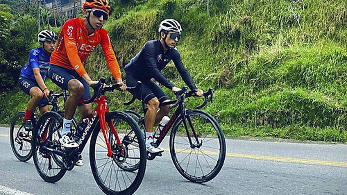 Egan Bernal (in orange) ist zurück auf der Straße.