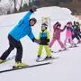 Im Skigebiet Fahrendorf bei Velden lernen schon die Kleinsten mit ausgebildeten Trainern das Skifahren