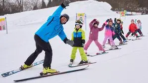 Im Skigebiet Fahrendorf bei Velden lernen schon die Kleinsten mit ausgebildeten Trainern das Skifahren